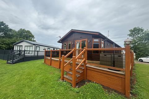 2 bed property, in Carlton Meres Holiday Park, £80,000