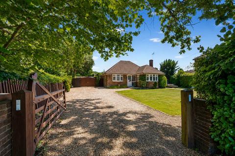 3 bed property, in Lyndhurst Road, £625,000