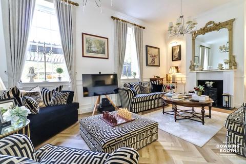 5 bed property, in Fisherwick Wood Lane, £695,000