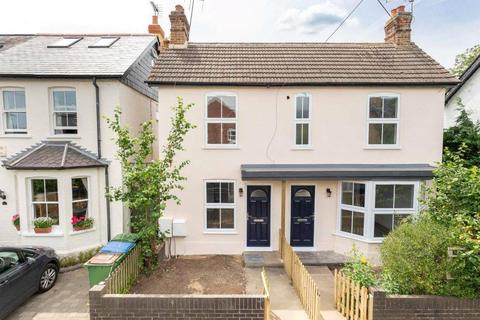 2 bed property, in Hersham, £500,000