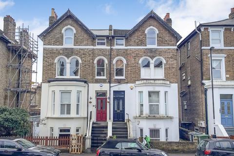 2 bed property, in Mount Pleasant Road, £70,000