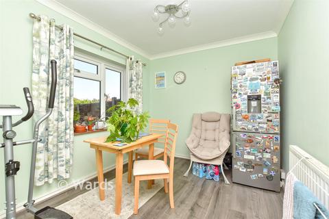 3 bed property, in The Fairway, £290,000