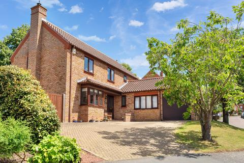 5 bed property, in Daundy Close, £450,000