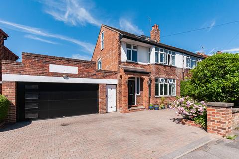 3 bed property, in Corby Park, £290,000