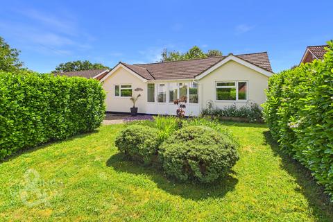 3 bed property, in Field Lane, £595,000