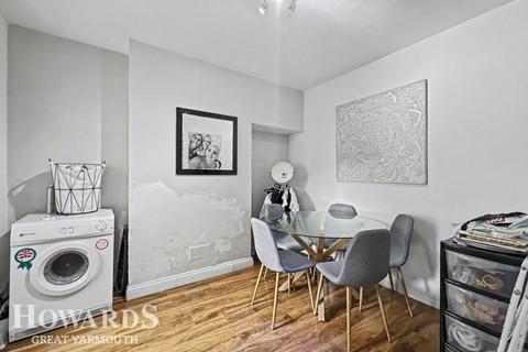 3 bed property, in Breydon Road, £140,000