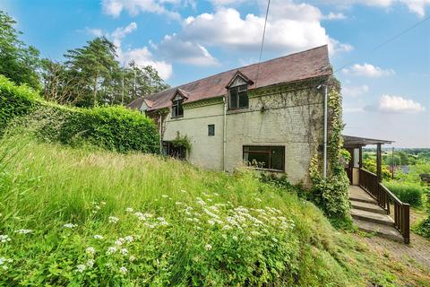 2 bed property, in Clows Top, £350,000
