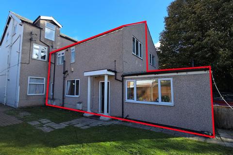 2 bed property, in Flat 8, £82,000