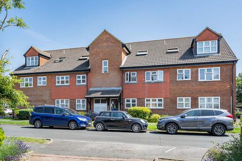 1 bed property, in Woodfield Close, £275,000