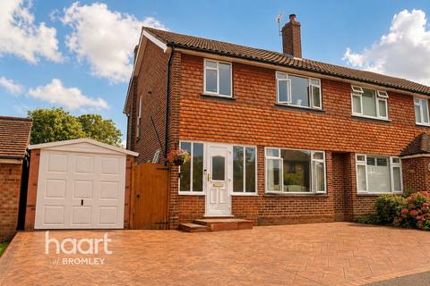 3 bed property, in Bromley BR2, £800,000