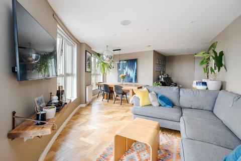 2 bed property, in Queensland Road, £600,000