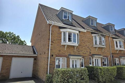 4 bed property, in Brickfield Close, £279,995