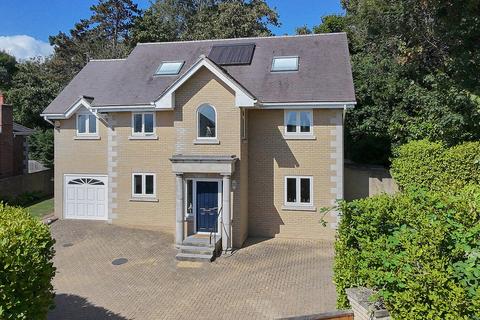 5 bed property, in Grove Road, £630,000