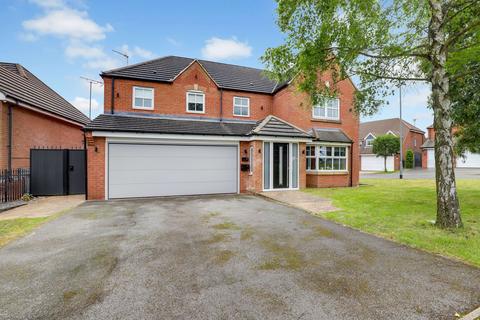 5 bed property, in Paddock Close, £535,000