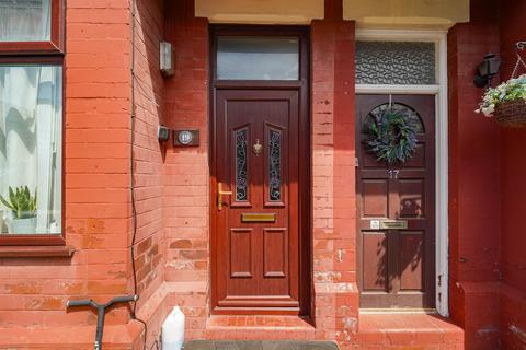 2 bed property, in Windsor Street, £120,000