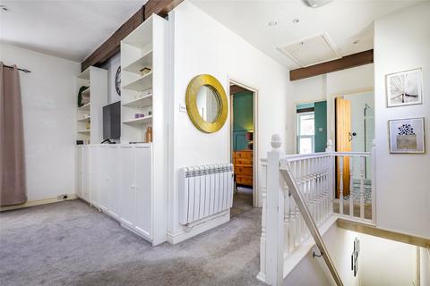 1 bed property, in Farnham Road, £200,000