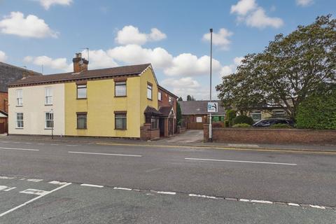 4 bed property, in Main Street, £400,000
