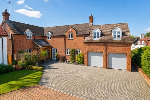 5 bed property, in Clements Gate, £850,000