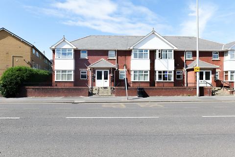 2 bed property, in Waterloo Road, £70,000