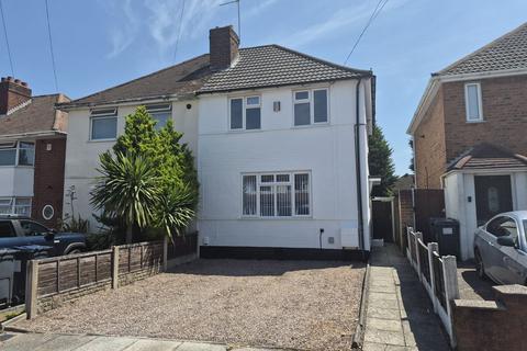 2 bed property, in Southgate Road, £180,000