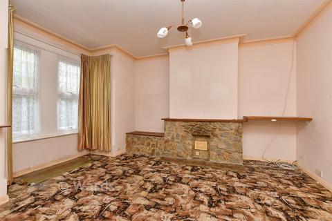 3 bed property, in Trinity Road, £200,000