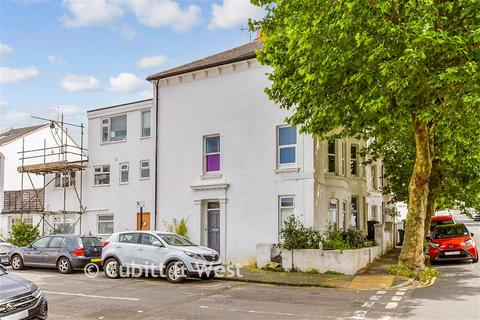 1 bed property, in Clyde Road, £300,000