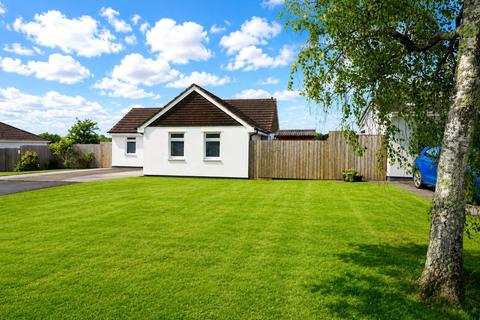 2 bed property, in Four Ways Drive, £325,000