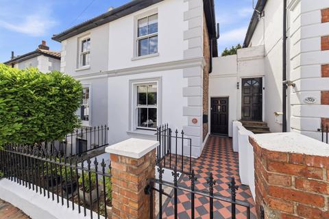 4 bed property, in Queens Road, £635,000