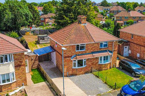 2 bed property, in Outer Circle, £210,000