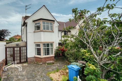 3 bed property, in Chatham Avenue, £245,000