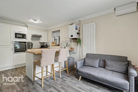 1 bed property, in Heriot Way, £240,000