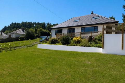 5 bed property, in Bronwydd Road, £345,000