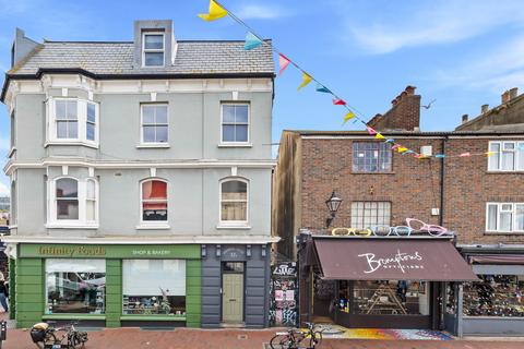 2 bed property, in Gardner Street, £400,000