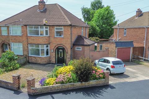 3 bed property, in Queensgate Drive, £315,000
