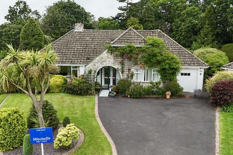 2 bed property, in Birchwood Close, £725,000
