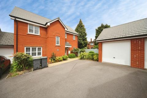 4 bed property, in Laurel Close, £500,000