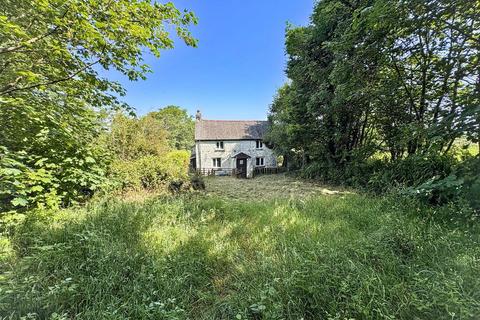 2 bed property, in Near Roche, £250,000