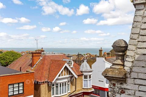 2 bed property, in Stephen Close, £180,000