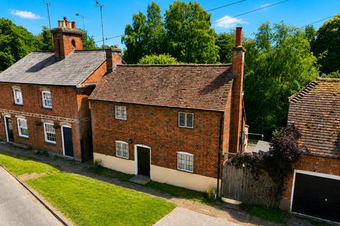 2 bed property, in Lemsford Village, £500,000