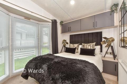 2 bed property, in Maple Avenue, £150,000