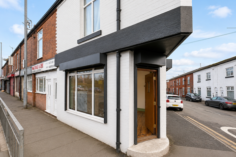 1 bed property, in Hyde Road, £150,000