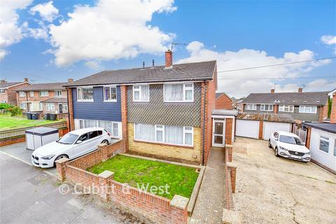 3 bed property, in Oakshott Drive, £325,000