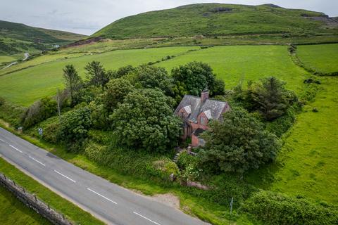 5 bed property, in Gwerindy Y Pistyll, £135,000