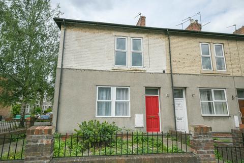 1 bed property, in Chillingham Road, £105,000