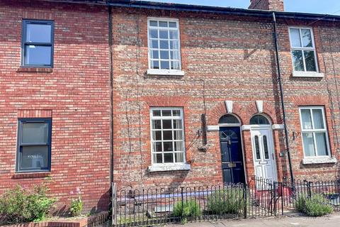 2 bed property, in Old Oak Street, £350,000
