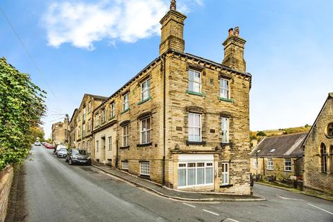 2 bed property, in New Road, £90,000