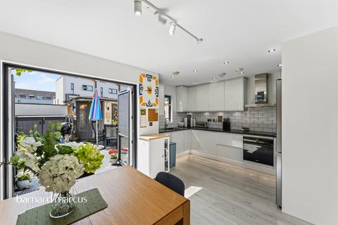 4 bed property, in Tomblin Mews, £600,000