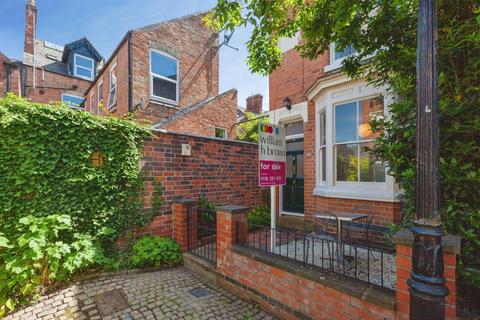 2 bed property, in Brookhouse Avenue, £235,000
