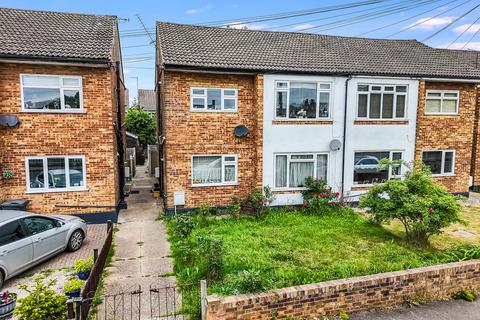 2 bed property, in Pilgrims Hatch, £235,000