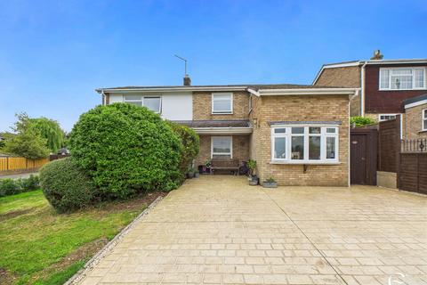 4 bed property, in Spencers Road, £450,000